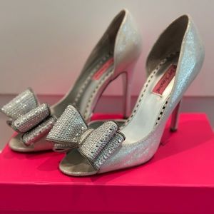Betsey Johnson Glendah Silver Bow Heels | 8.5